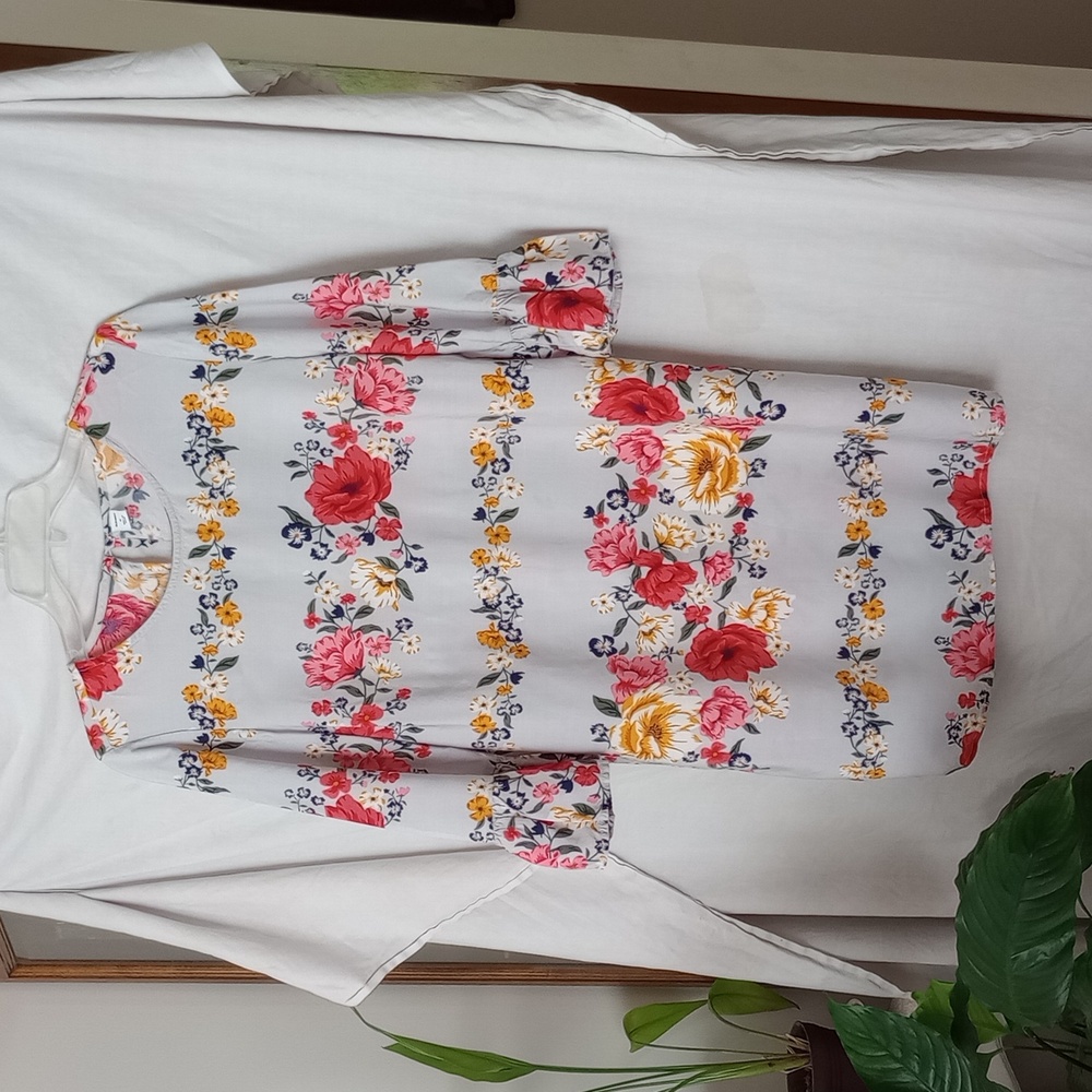 Old Navy flowered fun bell sleeve very light weight summer dress!